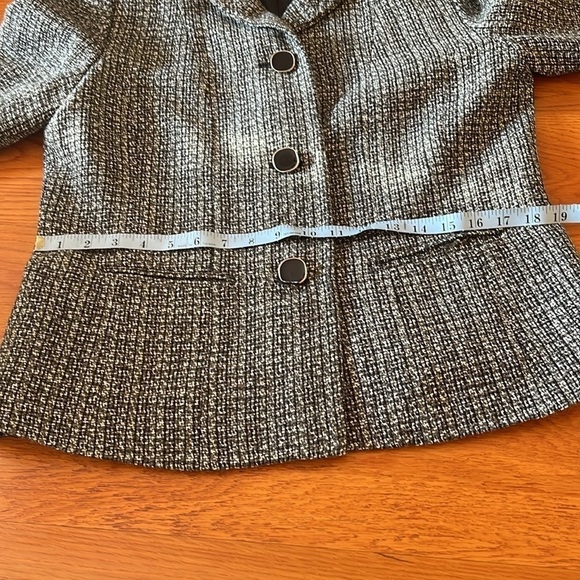 JM Collection sz 8 vintage 4 buttoned lined jacket with pockets and cuffs. - Picture 8 of 11